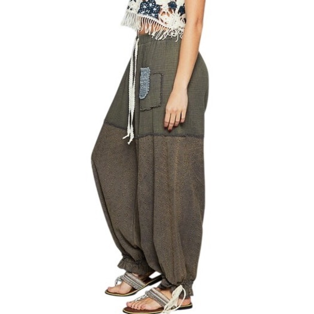 POL Floral Eyelet Lace and Double Gauze Joggers in Charcoal SMP578 - Picture 3 of 10